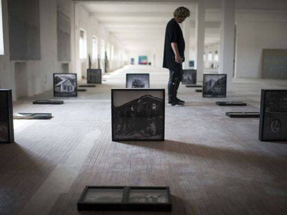 Néstor Prieto, entre las fotografías de Orest Antoshkiv, en la nueva sede de la Neomudéjar.