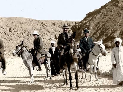 Howard Carter a lomos de su burro, camino de la tumba de Tutankamón, en una foto coloreada.