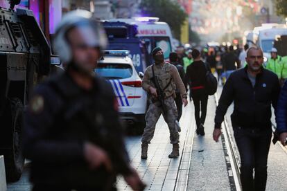 Miembros de seguridad vigilaban una calle en el centro de Estambul tras el atentado terrorista.