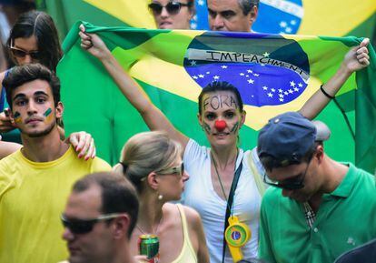 Varios manifestantes ondean la bandera de Brasil, durante la manifestación.