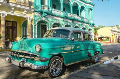 Un 'almendrón' en una calle de Santa Clara (Cuba).