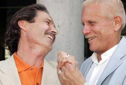 Emilio Menéndez (izquierda) y Carlos Baturín se cogen de la mano tras su boda, el 11 de julio de 2005. Fue el primer matrimonio homosexual en España, solo ocho días tras la aprobación de la unión civil entre personas de mismo sexo. Después de treinta años de relación, su urgencia por casarse era tal, que se colaron para ser los pioneros.