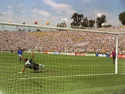 Baggio dispara alto ante Taffarel en la final del Mundial de 1994 entre Brasil e Italia.