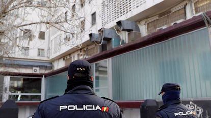 Dos agentes de la policía, en una calle de Valencia.
