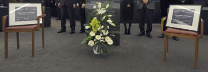 Las dos sillas vacías que debían ser ocupadas por los galardonados con el premio Sajarov.