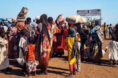 En siete meses que lleva activa la guerra en Sudán, 203.000 personas han entrado a Sudán del Sur por este paso fronterizo, el de Joda. Al fondo, el cartel que separa ambos países.