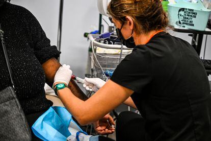 Una doctora extrae sangre de una mujer antes de someterse a un aborto en una clínica de Planned Parenthood en Jacksonville, Florida, el 20 de julio de 2022.