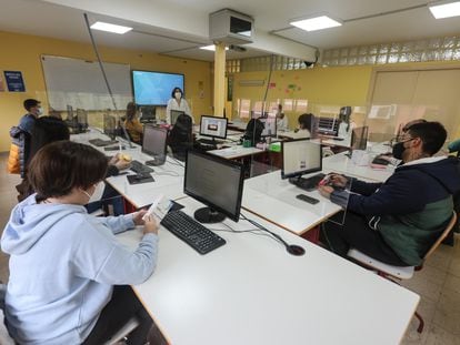 Una profesora y sus alumnos en un aula del instituto de Formación Profesional Puerta Bonita (Carabanchel, Madrid).