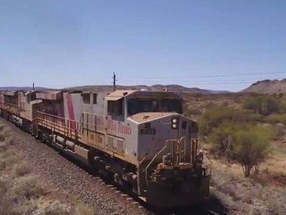 Imagen del primer tren autónomo de carga pesada tomada en Australia.