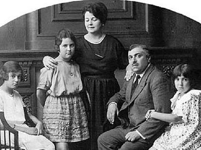 Blanca Brisac (segunda por la izquierda), con sus padres y hermanas, en una foto cedida por Enrique García Brisac para el libro <i>Trece rosas rojas</i> (Temas de Hoy).
