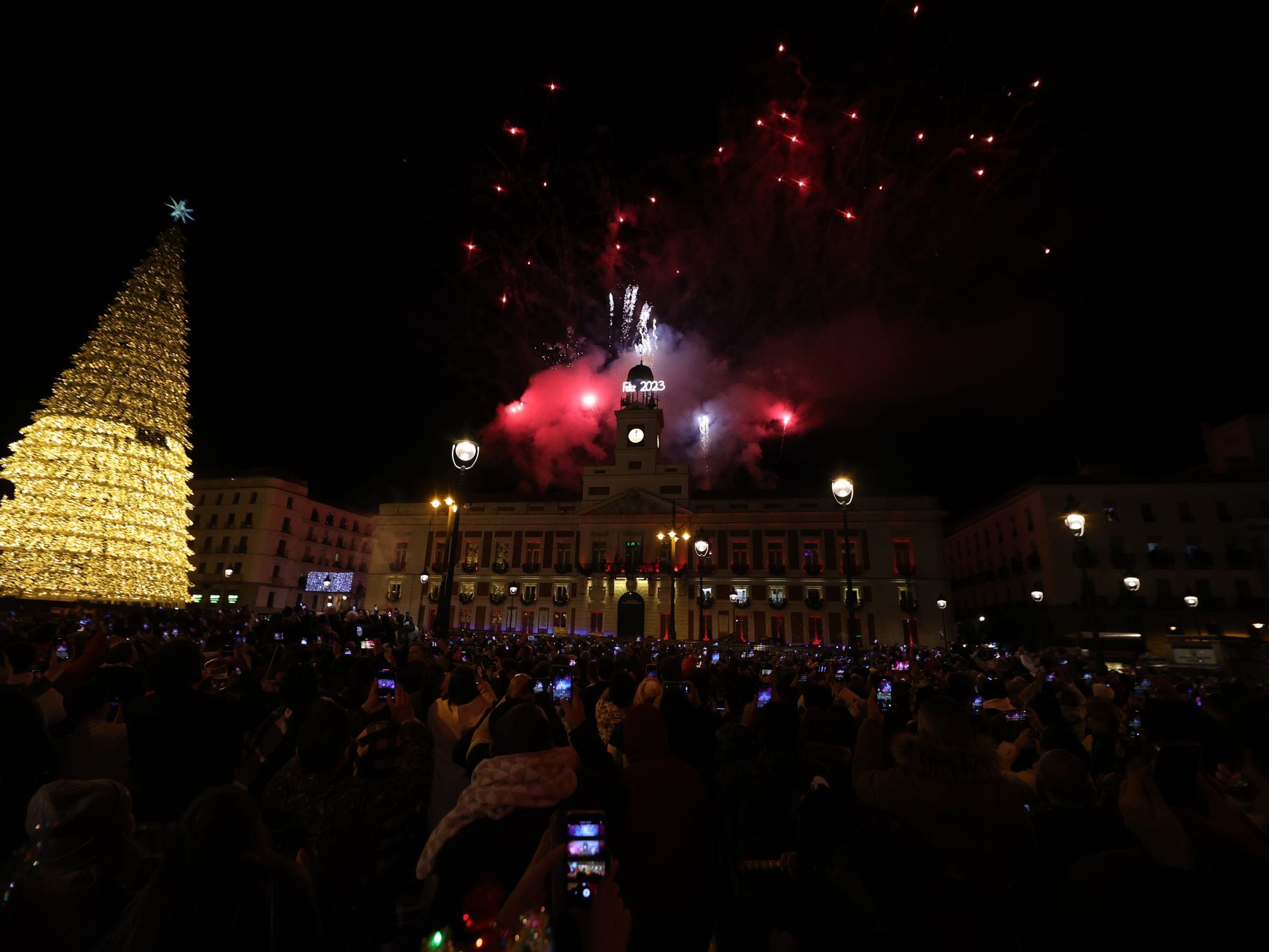 mosaico Concurso Contra la voluntad Así se vivió la Nochevieja en la Puerta del Sol en el primer año sin  restricciones, pero con obras: “Que nada nos separe” | Madrid | EL PAÍS
