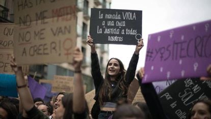Manifestación estudiantil contra la sentencia del caso de La Manada concentrada en el centro de Barcelona, el pasado mayo. 
 