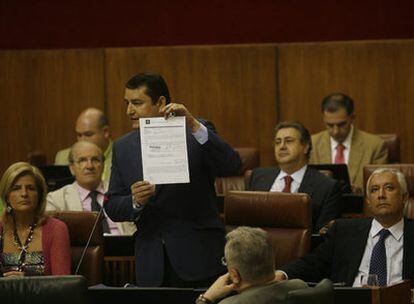Antonio Sanz muestra ayer en el pleno un documento sobre Matsa, acompañado de Javier Arenas.