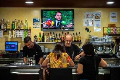 Varias personas charlan delante del televisor en el bar Etc... de Sant Joan de Vilatorrada (Barcelona). Kike Rincón.