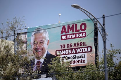 Un anuncio en apoyo a la consulta de revocación del presidente mexicano, Andrés Manuel López Obrador.