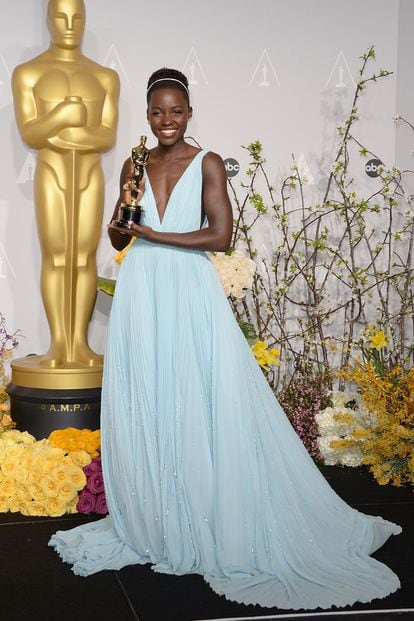 Lupita Nyong'o, la mujer que devolvió la alegría a la alfombra roja, se hizo con el Oscar a mejor actriz de reparto por '12 años de esclavitud' en 2014. Y su Prada azul celeste con escote en uve estuvo a la altura.