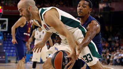 Pressey intenta robarle el balón a Calathes.