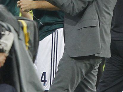 Mourinho celebra el tercer gol ante Sergio Ramos.