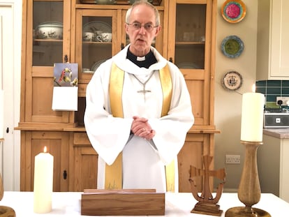 El arzobispo de Canterbury, Justin Welby, imparte una homilía desde la cocina de su residencia, el pasado abril, en Londres.