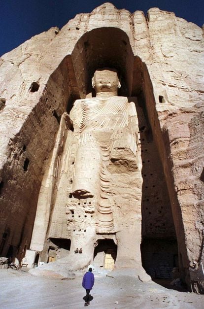 Imagen de uno de los budas gigantes de Bamiyan, Afganistán, antes de ser destruida durante la etapa talibán, régimen que cayó en 2001. las estatuas tenían una altura de 55 metros.