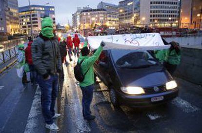 Un piquete trata de parar el tráfico este lunes en pleno distrito europeo de Bruselas.