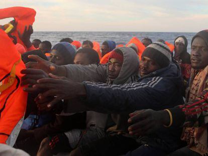 De barco pesquero a rescatar refugiados y migrantes