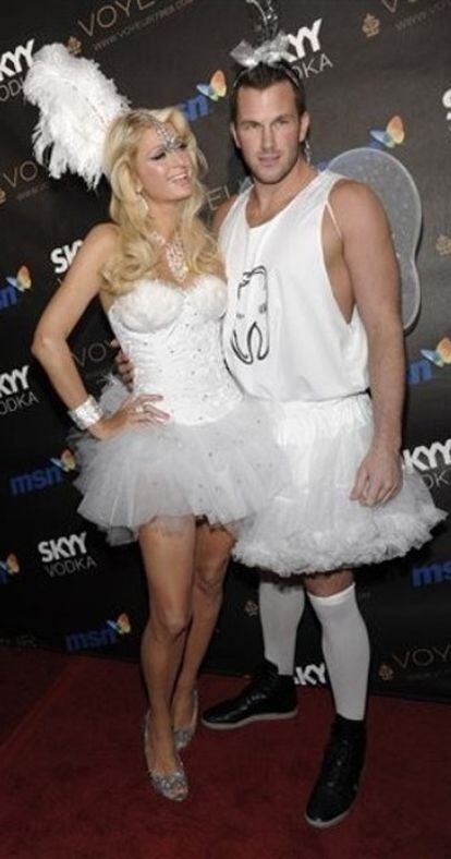 Paris Hilton y su novio, Doug Reinhardt, en la 10ª fiesta anual de Halloween celebrada por Heidi Klum en Hollywood, el 31 de octubre de 2009