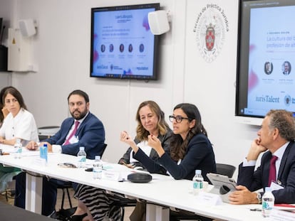 De izquierda a derecha: Carlos García-León, socio director de Legal Reputation; la psicoterapeura Marisa Méndez; Nuría Martín, directora de RRHH de Cuatrecasas, y Javier Moreno, socio fundador de IurisTalent. Foto: Legal Reputation