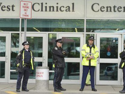 La polic&iacute;a custodia la entrada del Beth Israel.