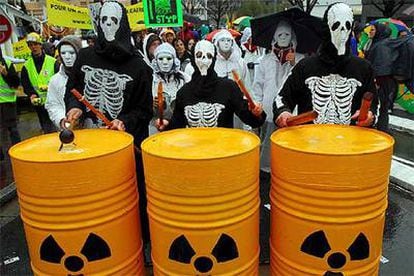 Activistas antinucleares se manifestan ayer en Cherburgo (Francia) para recordar a las víctimas  de Chernóbil.