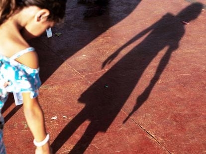 Una niña juega con su sombra en Altamira, Brasil.