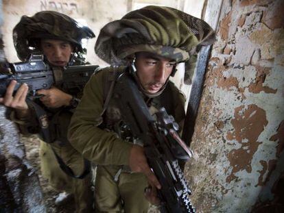 Soldados de Israel participan en un ejercicio de emergencia en los Altos del Gol&aacute;n, esta semana.