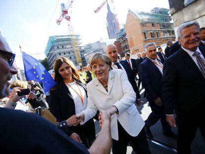 La canciller, Angela Merkel, y el presidente alemán, Joachim Gauck, durante la celebración en Fráncfort del 25 aniversario de la reunificación alemana.