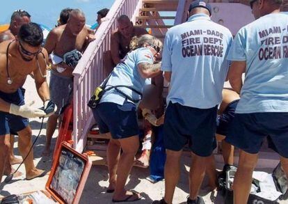 Un hombre es atendido por mordida de tiburón en Miami, este domingo.