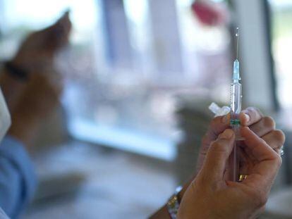 Una enfermera sostiene una vacuna contra el Covid-19 en el dispositivo puesto en marcha en el Hospital de La Paz, en Madrid, (España).