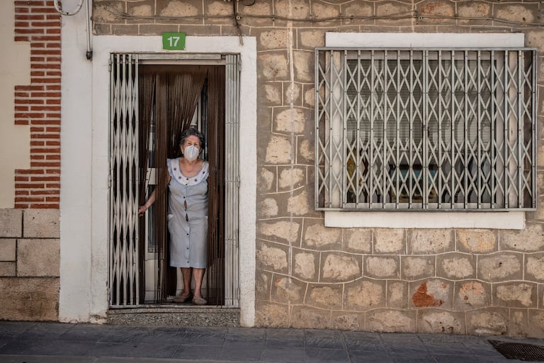 Concha Velasco, vecina de Tielmes, este miércoles en la puerta de su vivienda.