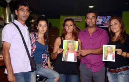 Familiares de Diego Pérez sujetan su retrato, en Cartagena (Murcia).