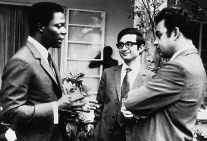 Kofi Annan (i), en 1971, con compañeros de estudios, en Zambia