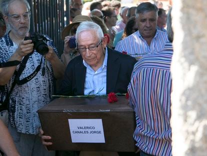 Fausto Canales sostiene, el pasado 20 de agosto, la caja que contiene los restos de su padre, Valerico, tras recuperar los restos exhumados en el Valle de Cuelgamuros.