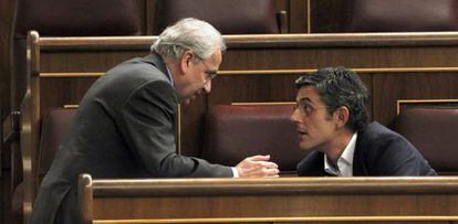 Los diputados del PSOE Eduardo Madina (derecha) y Alfonso Guerra conversan, en el pleno del 31 de octubre.