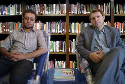 Sajjad Ghaderzadeh, el hijo mayor de Sakineh Ashtianí, junto al abogado de ésta, Hatun Kian/ COMITÉ INTERNACIONAL CONTRA LA LAPIDACIÓN