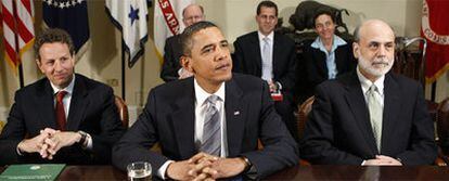 El presidente de EE UU, Barack Obama, junto a Tim Geithner (izquierda) y Ben Bernanke, durante la presentación del plan de reforma financiera, el pasado miércoles.