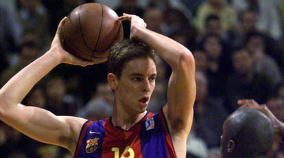 Gasol debutó en la Liga ACB el Barcelona el 17 de enero de 1999. Jugó 3 partidos más con el primer equipo, el resto lo pasó con el equipo de Liga EBA. En la temporada 1999-00 subió definitivamente al equipo de Liga ACB pero el éxito le llega la temporada siguiente cuando se convierte en el sustituto del lesioando Rony Seikaly, fichaje estrella del Barça. Ese añó logró la Liga y la Copa y el MVP. Promediaría 11.3 puntos y 5.2 rebotes en 23.8 minutos de liga regular. Con el interés de varias franquicias NBA tras él, Gasol se declaró elegible para el Draft de la NBA de 2001.