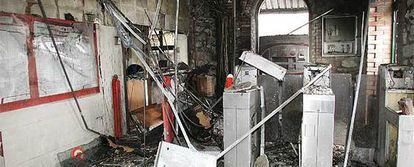 Destrozos en el interior de la estación de Renfe en Luchana.