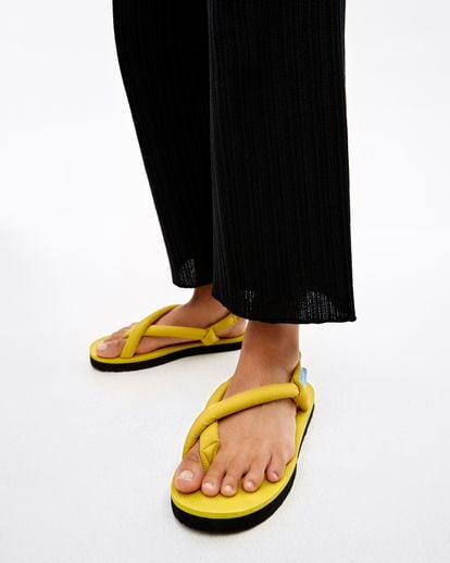 Originalidad y comodidad. Dos puntos fuertes y razones más que suficientes para hacerte con este par de sandalias con tira acolchada de Bimba y Lola. 75€
