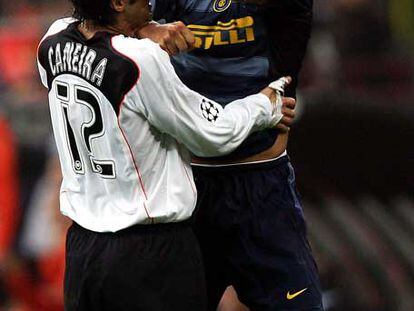Adriano intenta golpear a Caneira durante un partido de Liga de Campeones en 2004.
