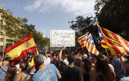 Un home marroquí sosté un cartell sota el lema "Jo sí que tinc por i vergonya".