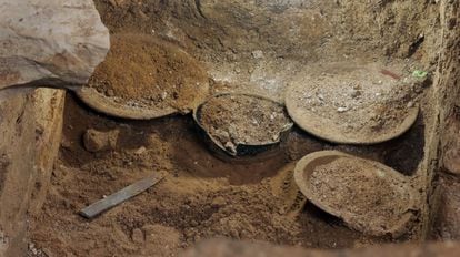 Platos puestos a modo de ofrenda en la cámara funeraria localizada en Palenque.