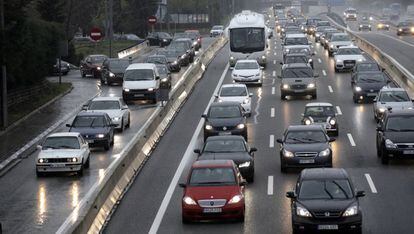 Atasco en la A6, hoy en Madrid, durante la lluvia.