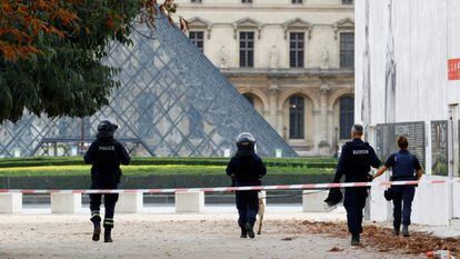 Agentes de policía patrullan frente al museo del Louvre, cerrado por razones de seguridad. este sábado.